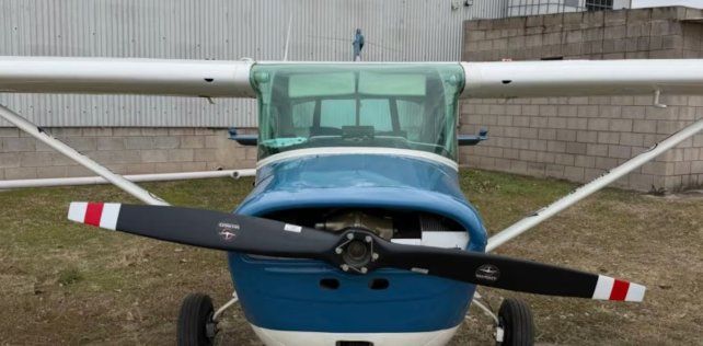 Un instructor se suicidó arrojándose de un avión que su alumna logró aterrizar