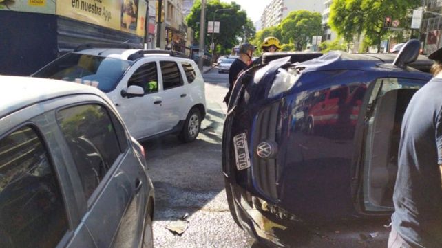 Una mujer herida en un choque violento en Pellegrini y Corrientes