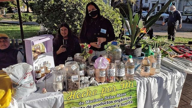 Los feriantes exponen sus productos al público.