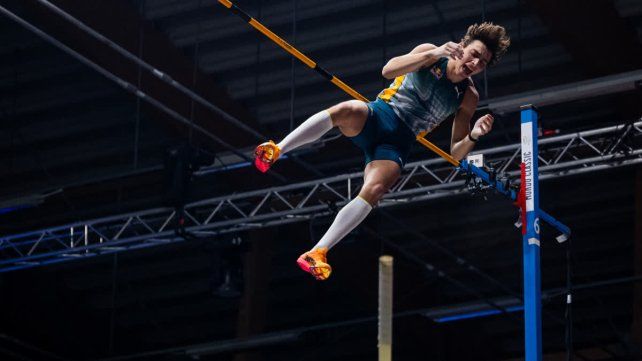 Armand Duplantis volvió a superar el récord mundial absoluto de salto con garrocha