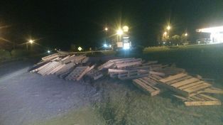 Un camión cargado de tarimas de madera volcó en el Acceso Norte
