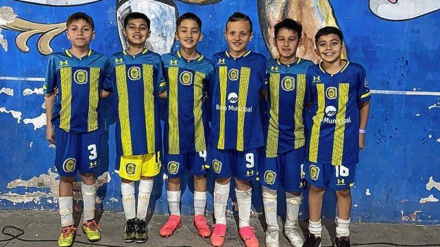 Los chicos de Paraná con la camiseta de Rosario Central.