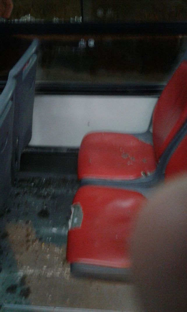 Preocupan los piedrazos que destrozan vidrios de los colectivos en La Pasarella y Yatay