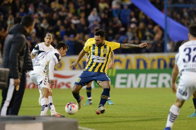 Walter Montoya jugó por el centro, junto a Tanlongo, en el debut de Tevez como entrenador.