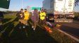 Trabajadores municipales realizan un corte en el acceso a la autopista.