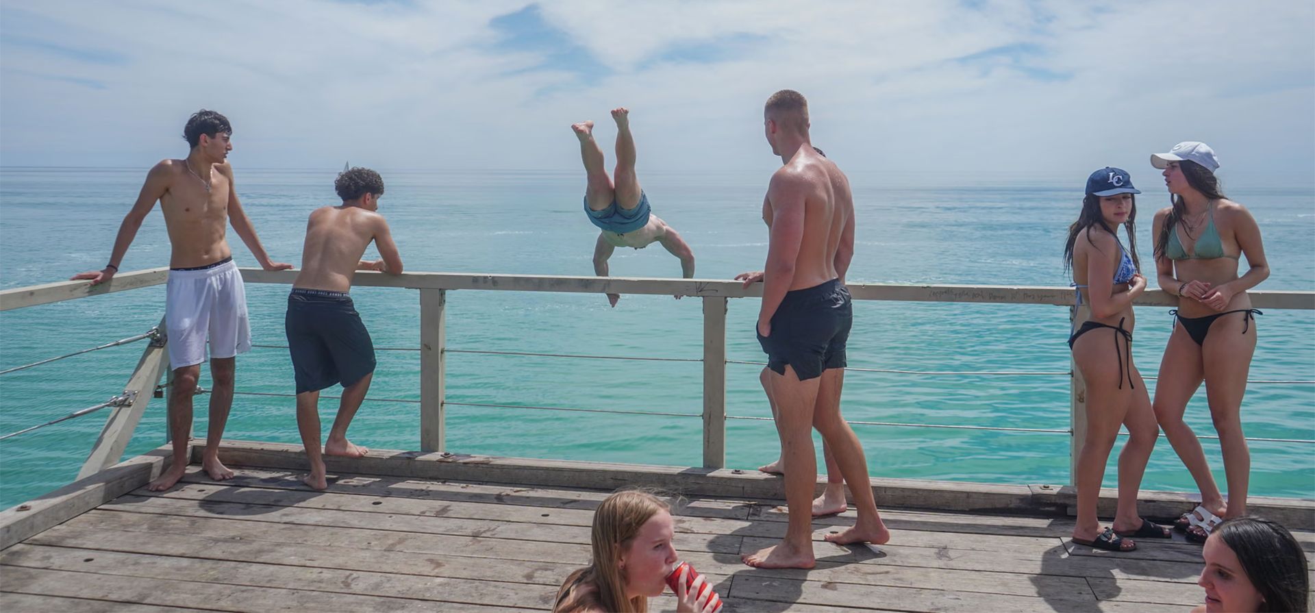 La gente se lanza desde un muelle en el suburbio costero de Henley para escapar del calor y de las condiciones sofocantes, ya que las temperaturas veraniegas alcanzan los 39 ºC, Adelaida, Australia. Fotografía: Amer Ghazzal/Shutterstock La gente se lanza desde un muelle en el suburbio costero de Henley para escapar del calor y de las condiciones sofocantes, ya que las temperaturas veraniegas alcanzan los 39 ºC, Adelaida, Australia. Fotografía: Amer Ghazzal/Shutterstock