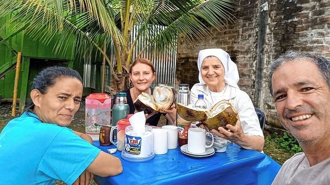 Compañeros de misión. Junto a la entrerriana Sara Rosa Dalzotto se encuentran Claudia Novarino