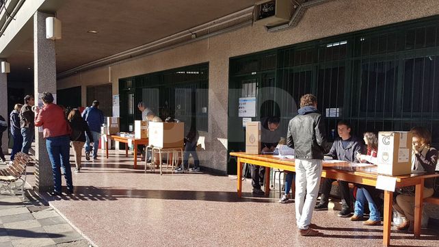En un domingo soleado, los primeros santafesinos concurren a las urnas