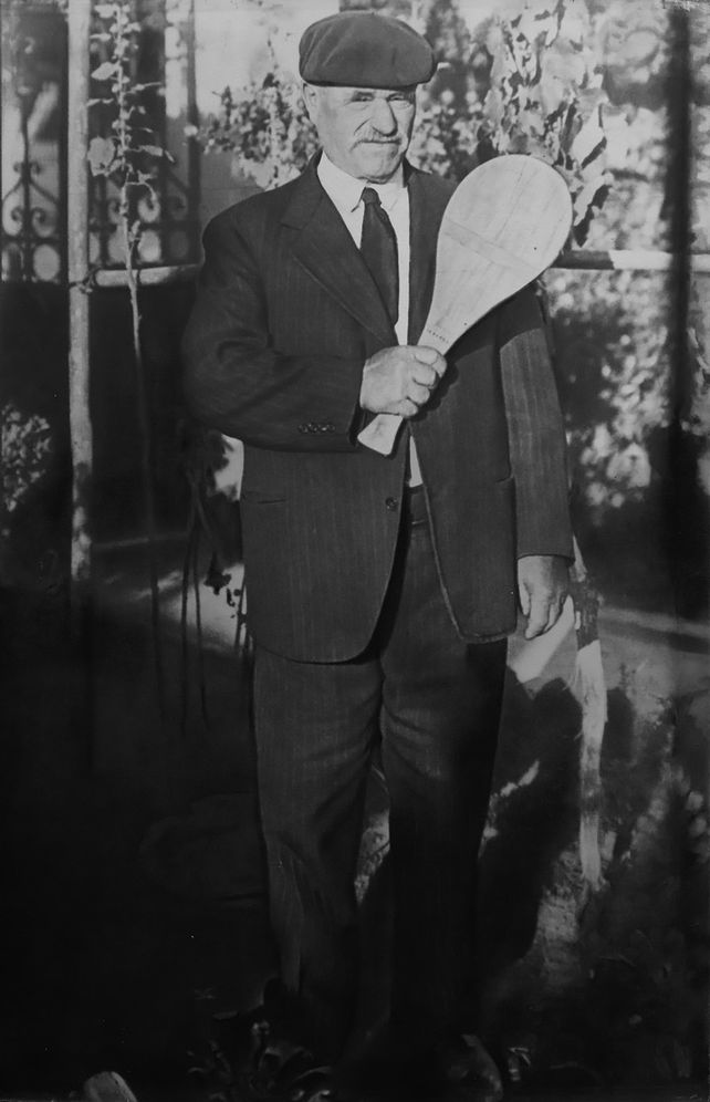 Gabriel Martirén, creador de la pelota paleta. Empezó con una paleta de hueso y siguió con una de madera.