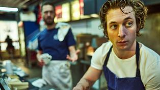 El actor Jeremy Allen White interpreta a un chef prestigioso que debe hacerse cargo de un bar en decadencia de Chicago.&nbsp;