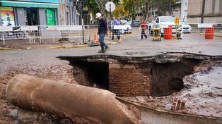 El gran pozo bajo el agua: repararon el caño roto en barrio Hospitales, pero la obra continúa
