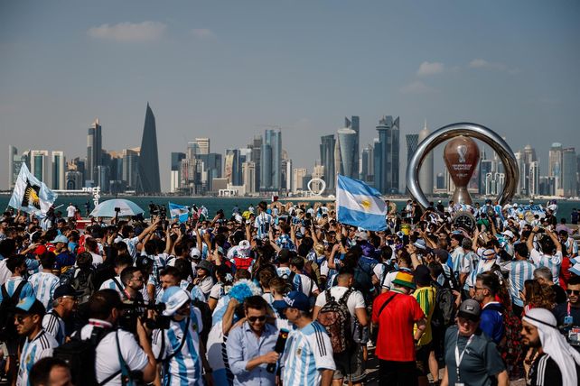 Qatar 2022. Miles de hinchas argentinos coparon Corniche