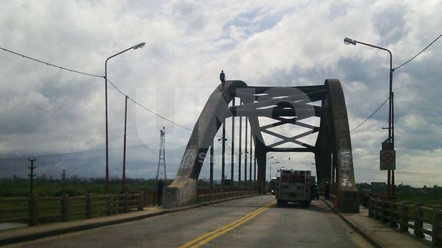 Un muchacho se tiró a las aguas del río Salado y fue rescatado por la policía