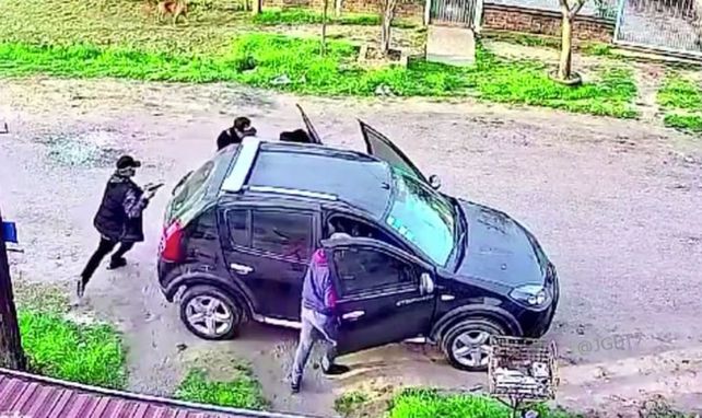 Jóvenes delincuentes se apoderan de vehículo ajeno. El conurbano bonaerense es el lugar donde los robos violentos superan más largamente al de rodados estacionados.