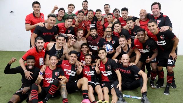 Los jugadores e integrantes del cuerpo técnico posaron tras la victoria y clasificación en la Copa Sudamaricana en Brasil.