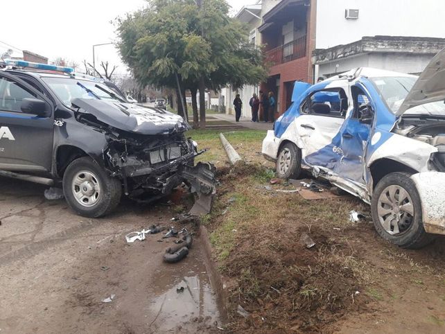 Una policía murió en un violento accidente entre móviles policiales
