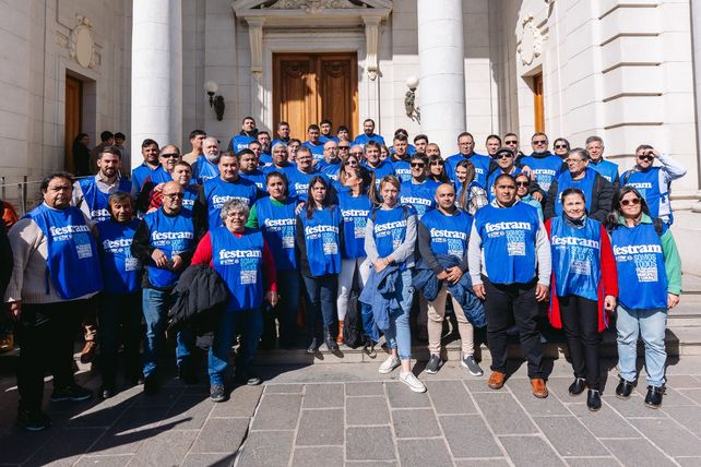 Los trabajadores de la Festram hicieron una demostración de rechazo a la reforma previsional en las escalinatas de la Legislatura santafesina.