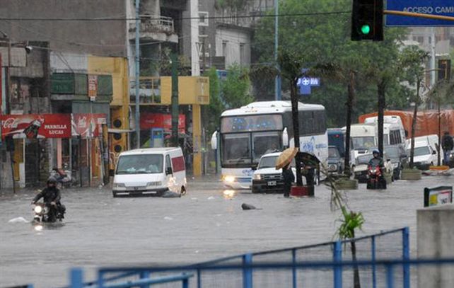 Un muerto en Buenos Aires por el intenso temporal de lluvia