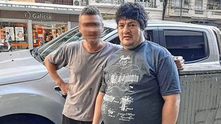 Este jueves a la tarde, se viralizó una foto de Cristian Pity Álvarez, ex líder de Viejas Locas e Intoxicados, que junto un fan, fumaba un cigarrillo.