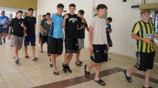 Los chicos de las inferiores de Central se retiran después de haber compartido un almuerzo en la ciudad deportiva.