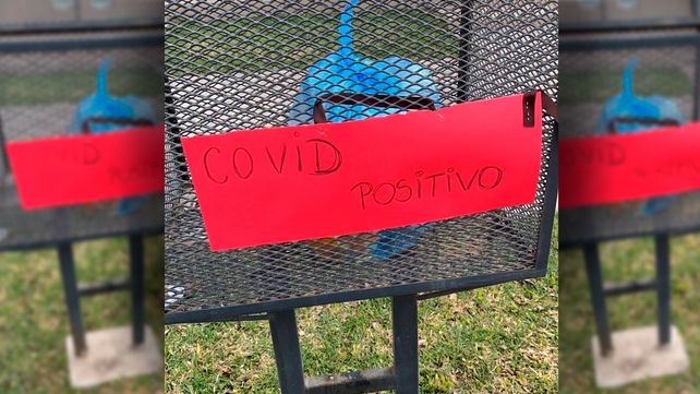 La esposa de un enfermo de coronavirus puso un cartel para advertir a los recolectores
