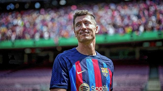 Robert Lewandwoski recibió el cariño de los hinchas de Barcelona.
