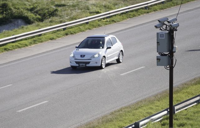 A levantar el pie. Los radares miden la máxima de velocidad establecida en 100 kilómetros por hora para automóviles.