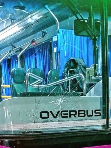 Violento ataque a un colectivo de la Línea L1: una mujer arrojó un ladrillo y destrozó el parabrisas