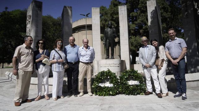 Familiares de Ovidio Lagos y organizadores del homenaje junto a la estatua del periodista