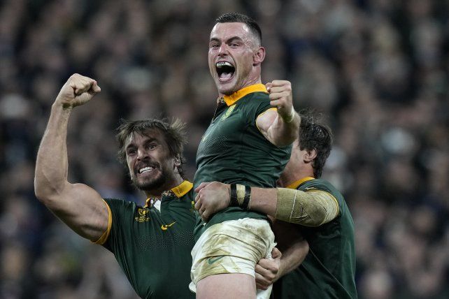 Campeones. Jesse Kriel y Eben Etzebeth dan rienda suelta a la locura contenida. Y no era para menos. Volvieron a ser campeones. El mundo del rugby