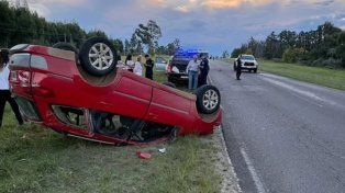 Accidente en Ruta 015: un Fiat Palio volcó y tres personas resultaron heridas.