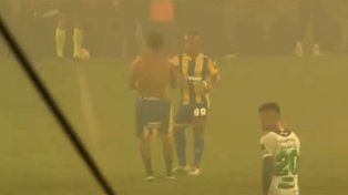Un socio pleno saltó al campo de juego sobre el final del triunfo de Central ante Sarmiento.