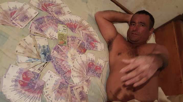 Un concejal publicó una foto en donde se lo ve semidesnudo y rodeado de billetes