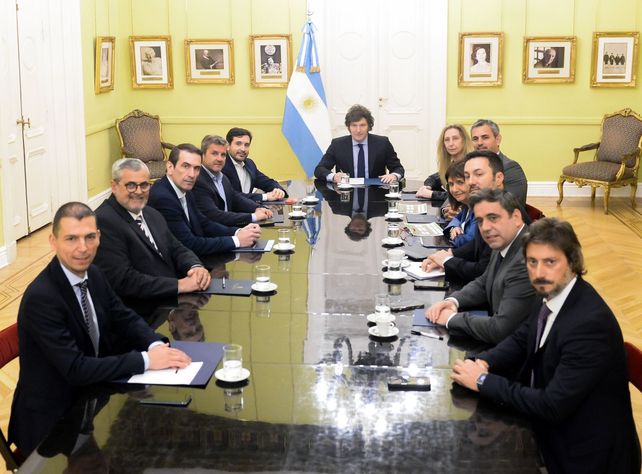 El presidente Javier Milei se reunió ayer en la Casa Rosada con diputados radicales que le dieron aval al veto a la movilidad jubilatoria.