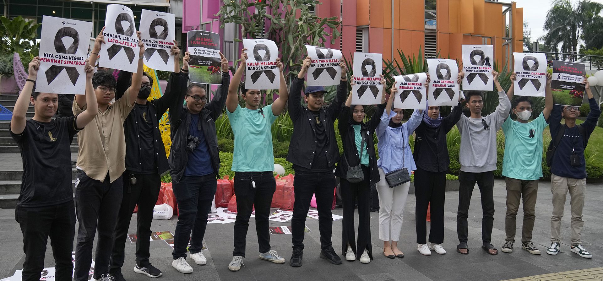Activistas sostienen carteles durante una manifestación contra la cancelación de la Copa Mundial Sub-20 de la FIFA, en Yakarta, Indonesia, el viernes 31 de marzo de 2023. (Foto AP/Dita Alangkara)