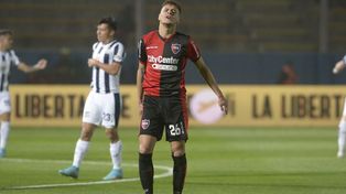 Ramiro Sordo se lamenta. Es baja ante Gimnasia. Newells sigue sufriendo las lesiones.