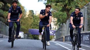 Franco Colapinto, en bicicleta, por el circuito de Bakú. Lo acompañan dos ingenieros de Alpine.&nbsp;