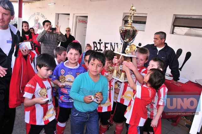 Con la copa. Los jugadores de Atlético Paraná con el trofeo ganado por el tercer puesto en la categoría 2006 de la edición. Foto UNO/Juan Manuel Hernández