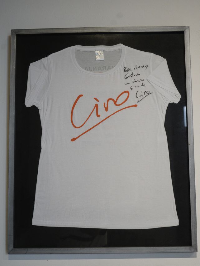 En la pared del estudio de Granato hay distintas camisetas firmadas por artistas.