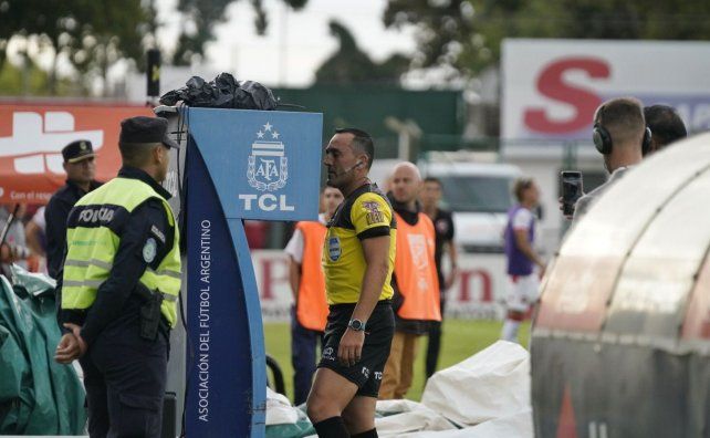Fernando Espinoza observando la jugada de Rodrigo Fernández en el VAR.