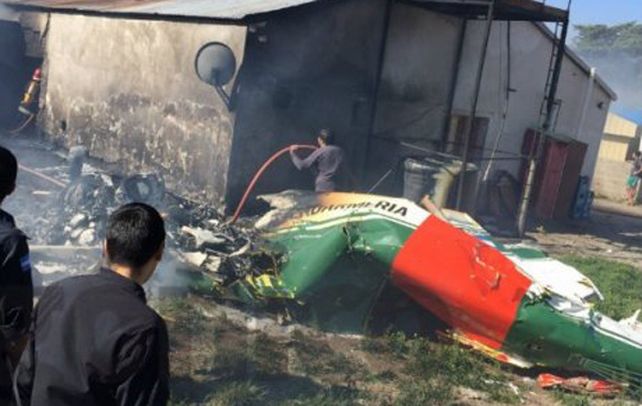 tragedia. Bomberos acudieron al patio de la casa donde impactó la máquina.