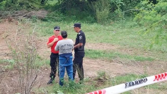 Una grúa de gran porte trabaja a la vera del arroyo Miní para sacar el camión que cayó al agua desde el aliviador de la ruta 168. Buscan al conductor del camión FOTO: UNO Santa Fe