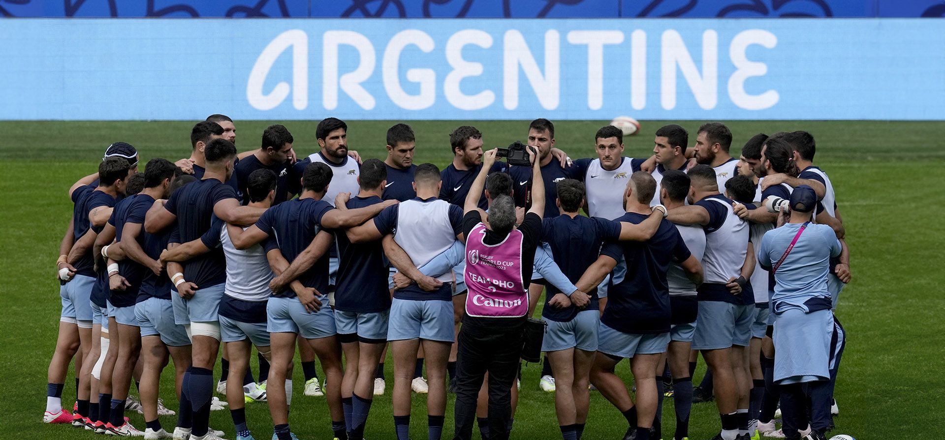 El equipo argentino forma un grupo durante su sesión de entrenamiento en el Stade de France en Saint-Denis, en las afueras de París, Francia, el jueves 19 de octubre de 2023, antes de su partido de semifinal de la Copa Mundial de Rugby contra Nueva Zelanda el viernes 19 de octubre de 2023. (Foto AP/Themba Hadebe) El equipo argentino forma un grupo durante su sesión de entrenamiento en el Stade de France en Saint-Denis, en las afueras de París, Francia, el jueves 19 de octubre de 2023, antes de su partido de semifinal de la Copa Mundial de Rugby contra Nueva Zelanda el viernes 19 de octubre de 2023. (Foto AP/Themba Hadebe)