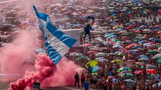 Mar del Plata festejó sus 150 años con acrobacias aéreas y autos antiguos