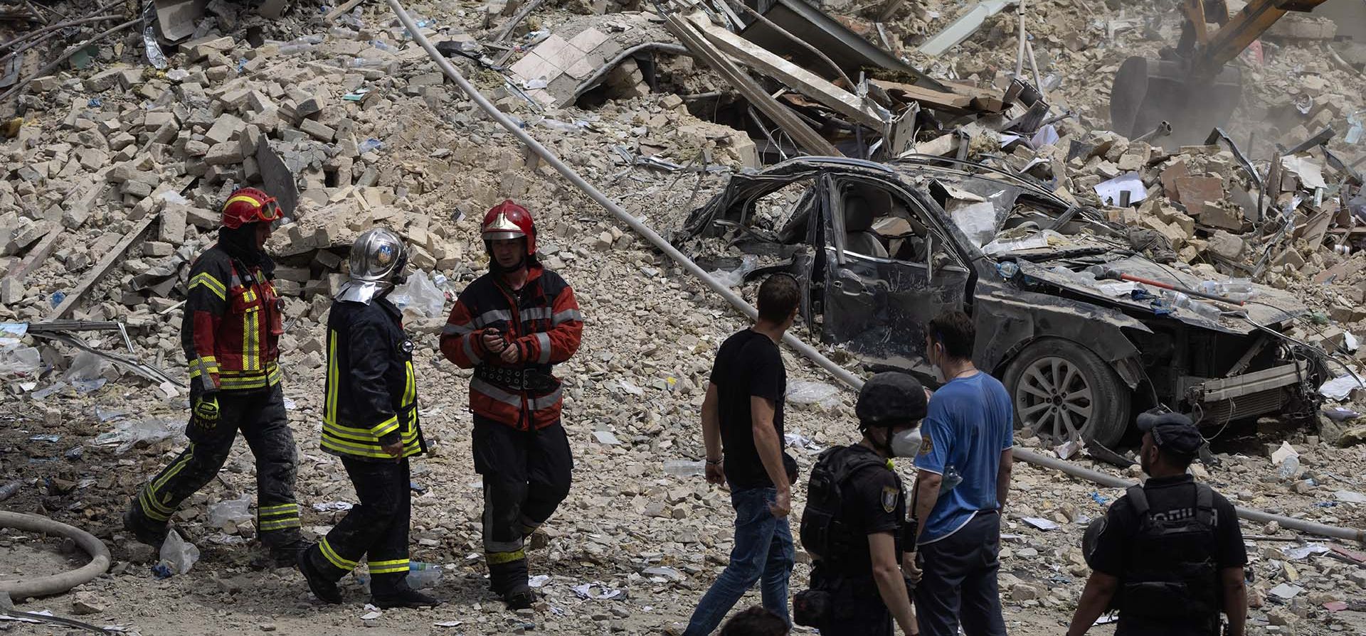 Rescatistas y voluntarios limpian los escombros y buscan a las víctimas después de que un misil ruso impactara en el principal hospital infantil del país, Okhmadit, en Kiev, Ucrania, el lunes 8 de julio de 2024. (Foto AP/Efrem Lukatsky) Rescatistas y voluntarios limpian los escombros y buscan a las víctimas después de que un misil ruso impactara en el principal hospital infantil del país, Okhmadit, en Kiev, Ucrania, el lunes 8 de julio de 2024. (Foto AP/Efrem Lukatsky)
