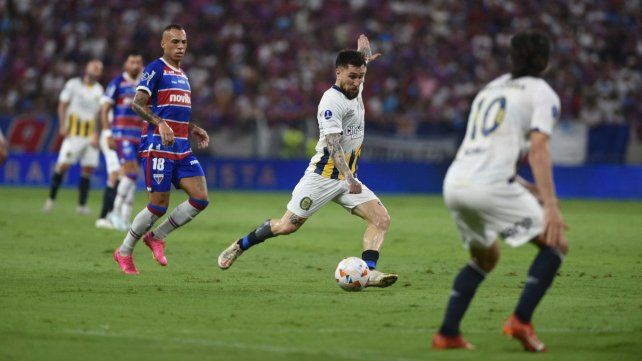 Jonatan Gómez intenta el remate
