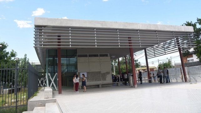 Los médicos del Policlínico San Martín decidieron derivar al paciente baleado.