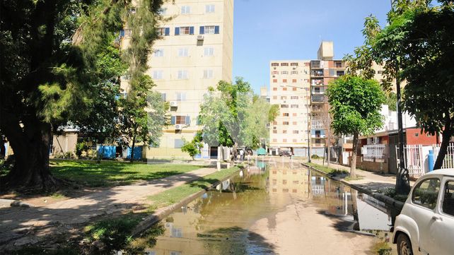 Barrio El Pozo: desbordaron las cloacas frente a la escuela y el jardín