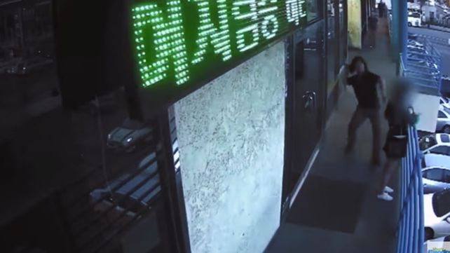 Un hombre atacó con un martillo a una mujer en centro comercial