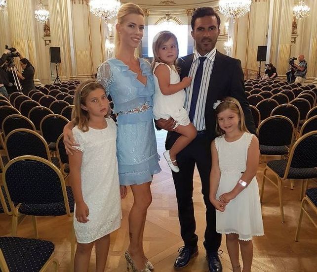 Nicole y sus hijas acompañaron a Cubero en el homenaje.